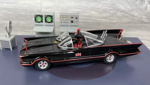 Batman 1966 TV Series Batmobile + Diorama Box, Adam West  1:43 Scale Eaglemoss