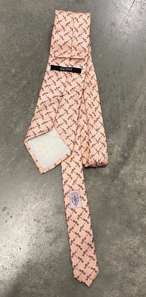 Corbata de seda Gucci para hombre 100 % hecha en Italia rosa club de golf estampado de mariposas Foto 2 de 4