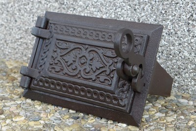 Alte antike schöne Ofentür 10,5 x 15,5 cm, Gusseisen, Eisentür