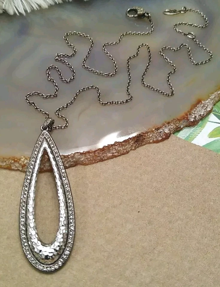 ¡Collar colgante en lágrima NADRI de doble textura (circonita cúbica, metal martillado) usado! Foto 2 de 4