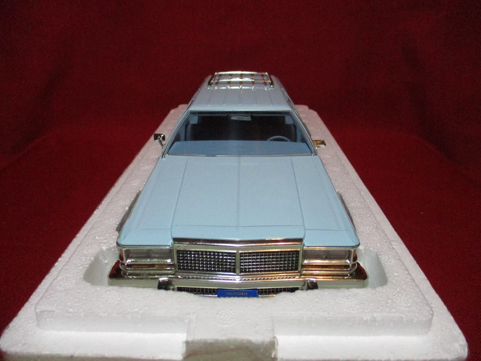 1:18 Charlie's Angels Series Show Ford Ltd Country Squire Station Wagon Woody - Image 4 of 4