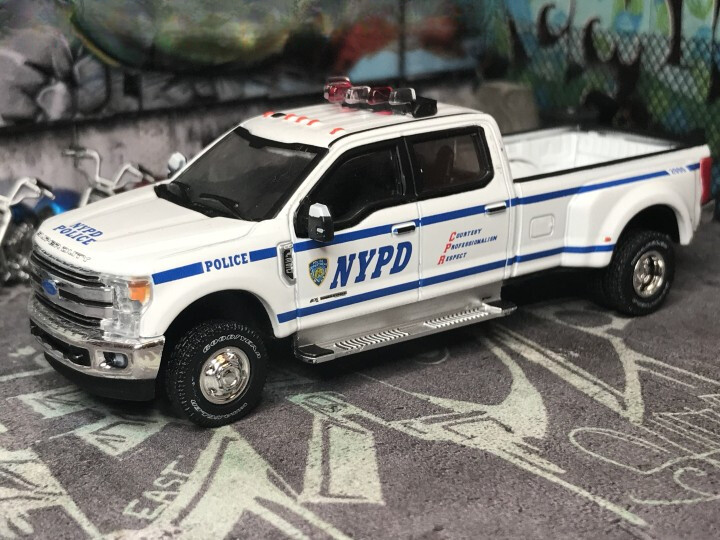 Greenlight 1:64 Ford F-150 mit Polizeiboot und Anhänger schwarz / weiß