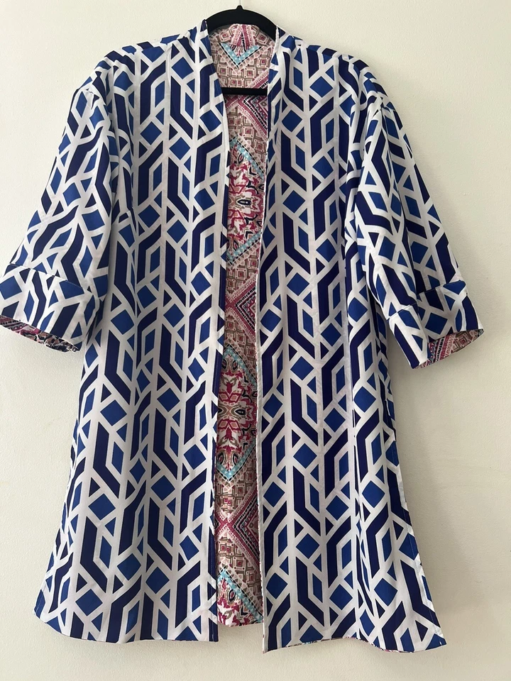 Casaco cardigã reversível Chico’s quimono geométrico azul floral rosa tamanho 1 - Imagem 3 de 4