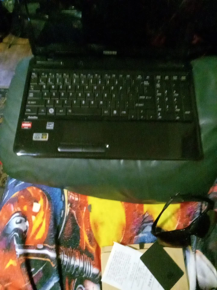 Portátil Toshiba Foto 3 de 4