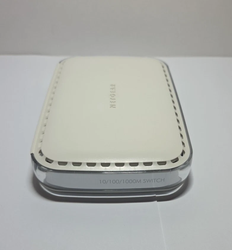 Netgear GS608 V3 8 Port Gigabit(10/100/1000 Mbps) Ethernet Switch w/Adapter - Image 3 of 4