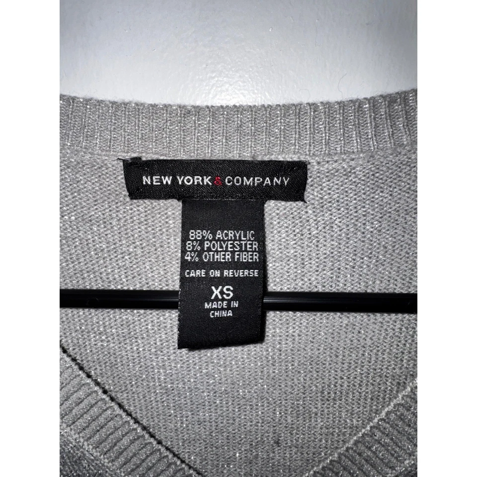 Top tejido manga 3/4 cuello en V plateado metálico New York & Company XS Foto 2 de 3