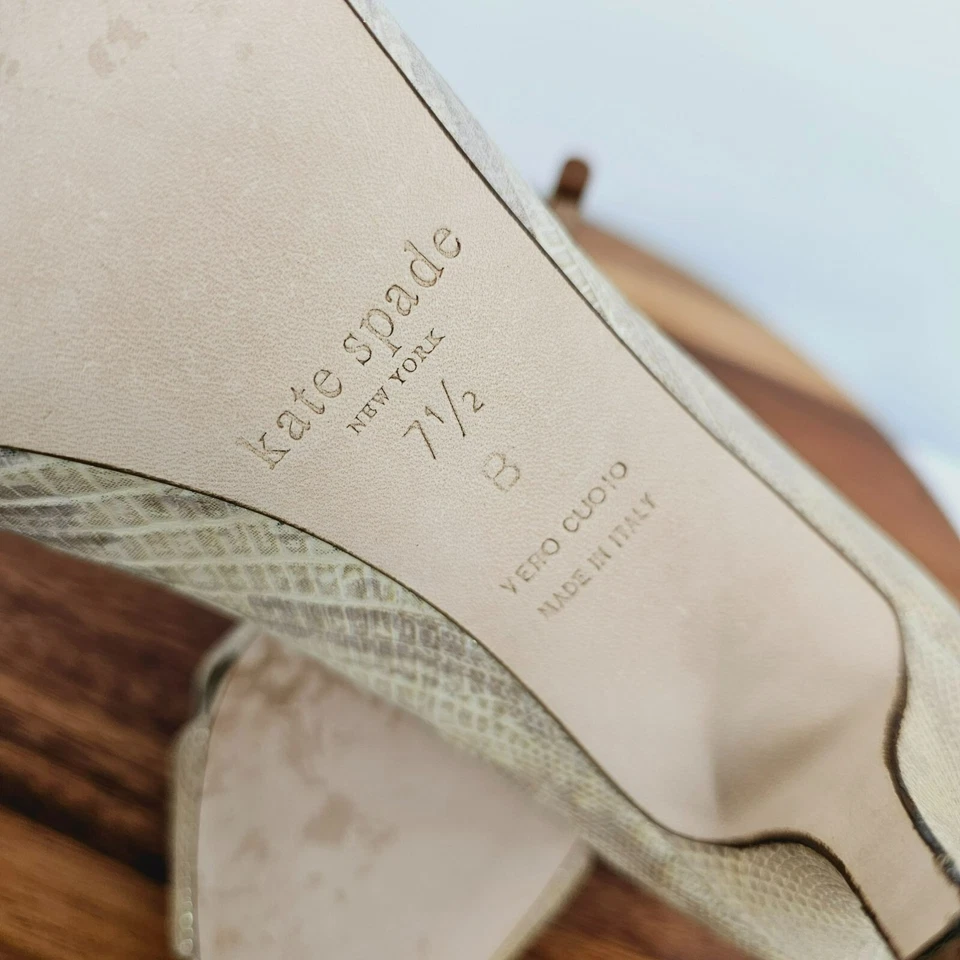 Tacones Kate Spade 7.5 Billie Cuero Peep Toe Texturizado Serpiente Crema Dorado Metálico Foto 2 de 4
