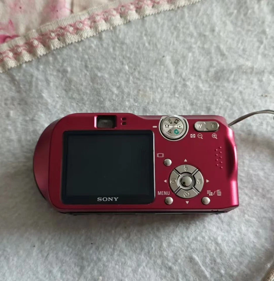 Sony Cyber-shot DSC-P200 7.2MP 3x Optical Zoom CCD Digital Camera - Red - Image 3 of 4