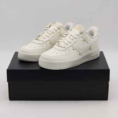 FV3654-111 Nike Women's Air Force 1 '07 LX Sail Metallic Gold (Damen)