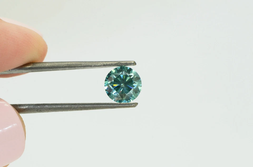 Loose Round Shape Diamond Fancy Green Color 1.10 Carat VS1 Enhanced Certified - Image 2 of 4