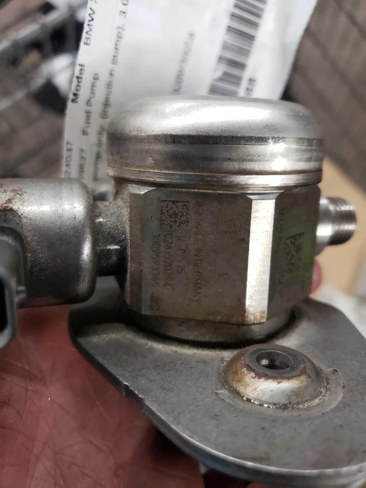 Bomba de combustible derecha BMW X6 18, (bomba de inyección), 4,4 L (doble turbo) ID# 13517599865 Foto 2 de 4