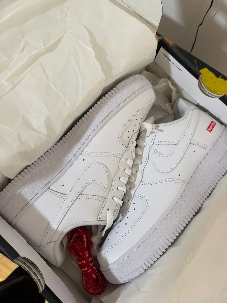 Preços baixos em Nike Air Force 1 x Supreme Low Box Logo - White