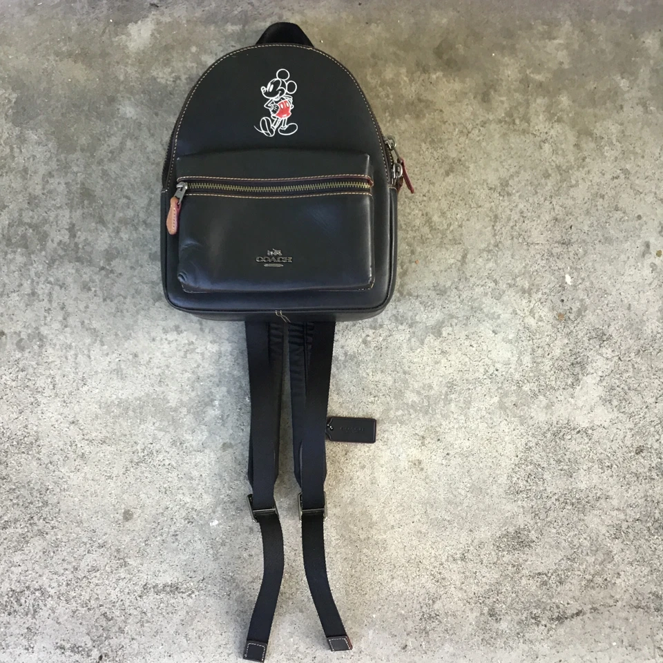 Mochila Charlie Coach X Mickey Mouse Mini Cuero Negra (F59837) Cremalleras Disney Foto 3 de 4