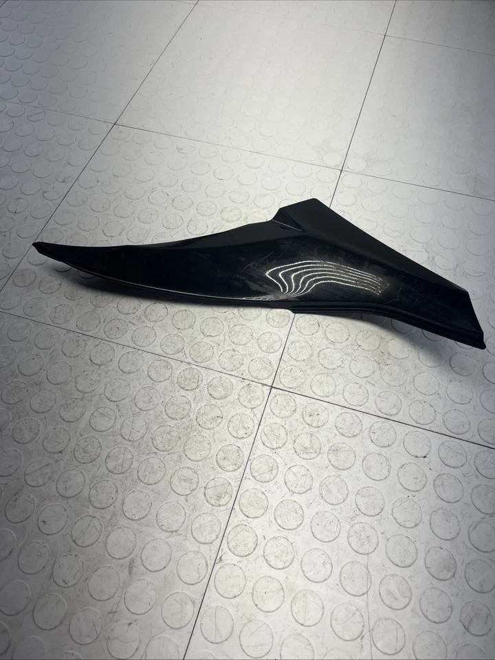 Carenagem lateral direita sob tanque Kawasaki Ninja ZX10R 2008-2009 FABRICANTE DE EQUIPAMENTO ORIGINAL - Imagem 4 de 4