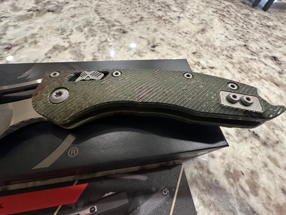 Microtech Manual Stitch Outbreak - Fluted Aluminum Scales / M390MK - Image 3 of 4