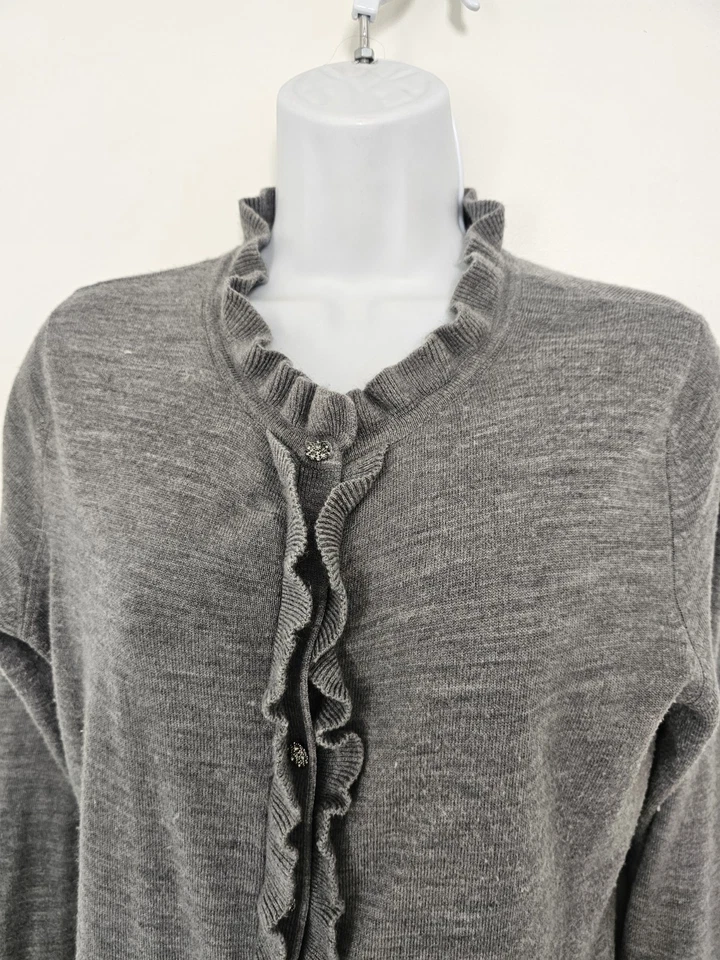 Cárdigan suéter New York & Company gris con volantes delanteros manga larga mediana Foto 2 de 4