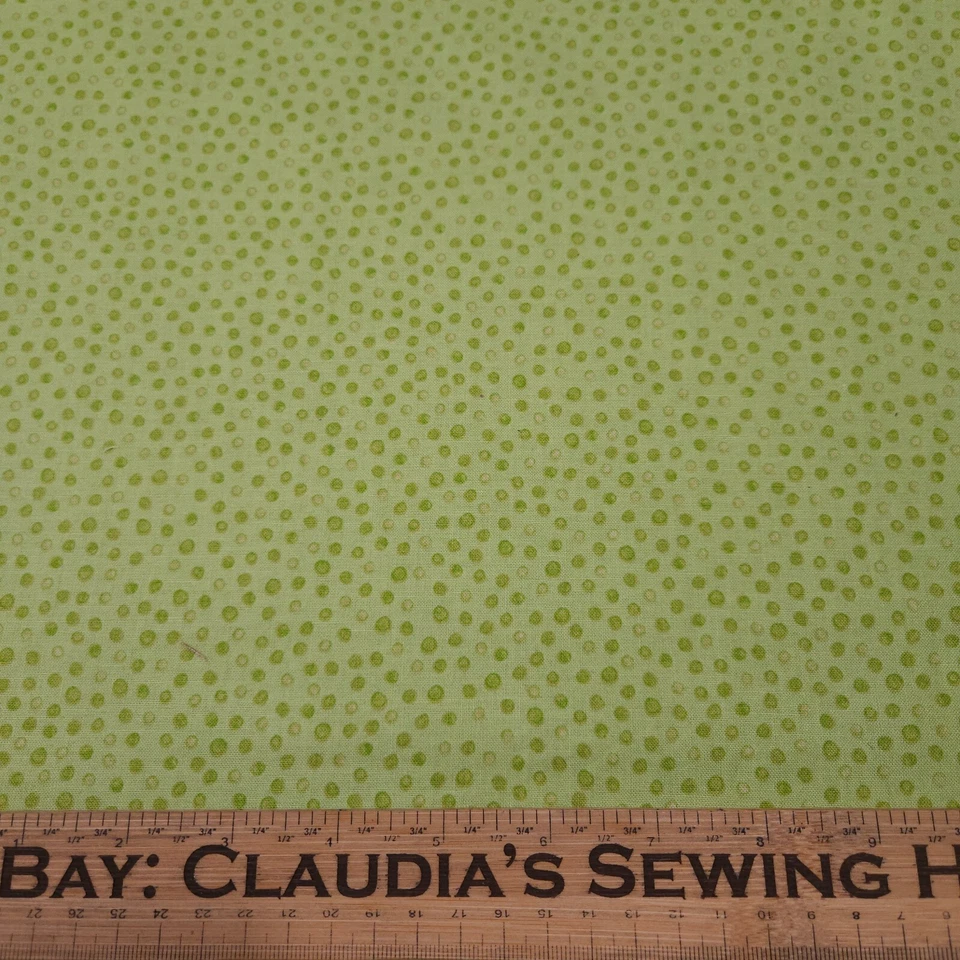 Cuddle Time BTY Helz Cuppleditch Acolchado Tesoros Tonal Verde Lunares Foto 2 de 3