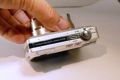 Casio EXILIM ZOOM EX-Z750 7.2MP Digital Camera - Broken LCD Casio EXILIM ZOOM EX-Z750 7.2MP Digital Camera - Broken LCD