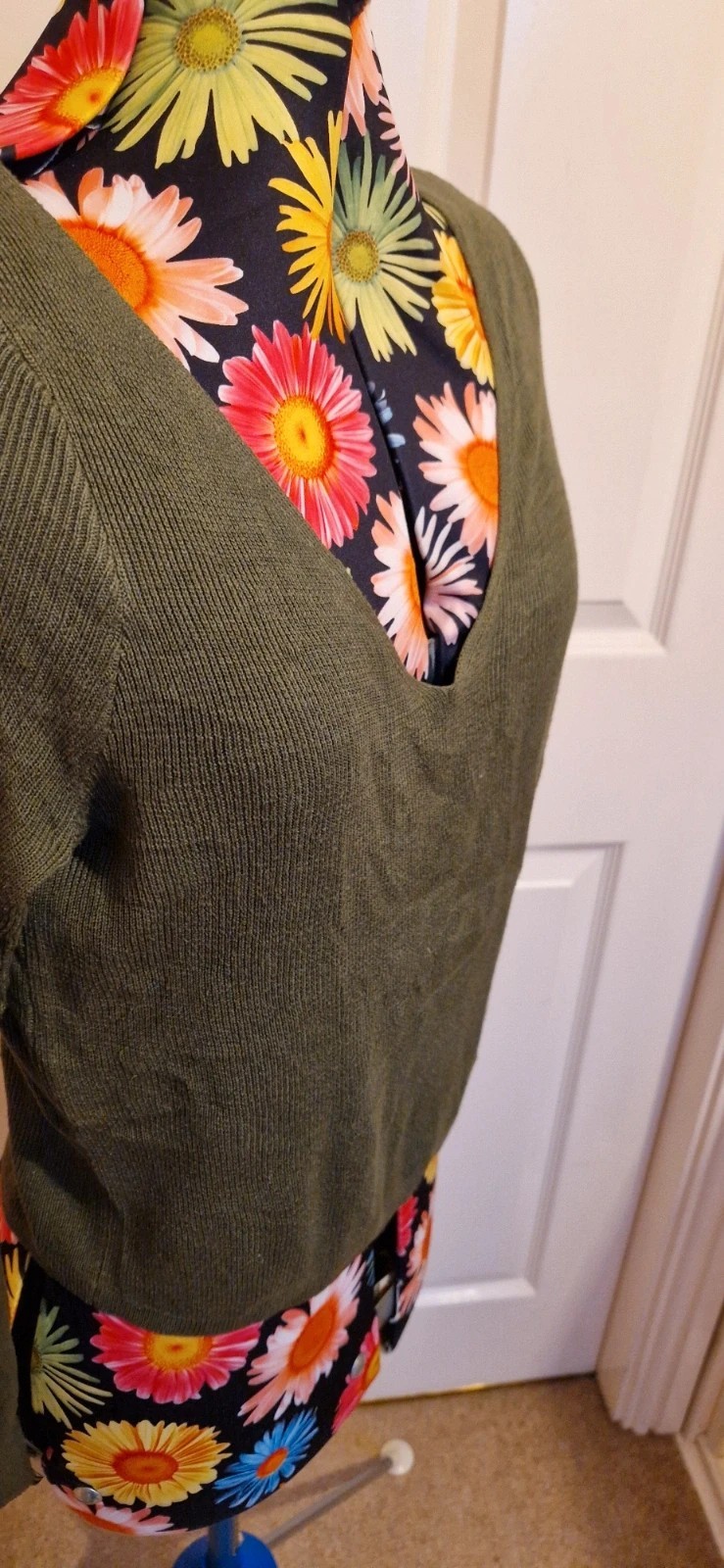 Long sleeve V-neck top size large khaki H&M basic image 2