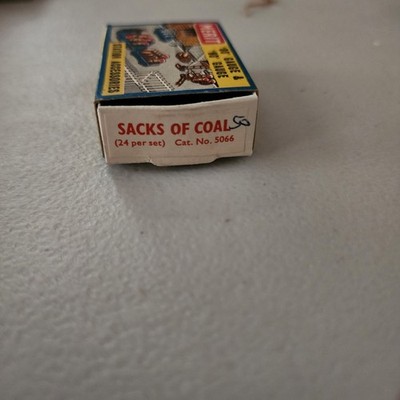 Lot Of 2 Merit HO Gauge Kits #5066 &5083 . ''SACKS of COAL'' & ''DUSTBINS'' W/LIDS