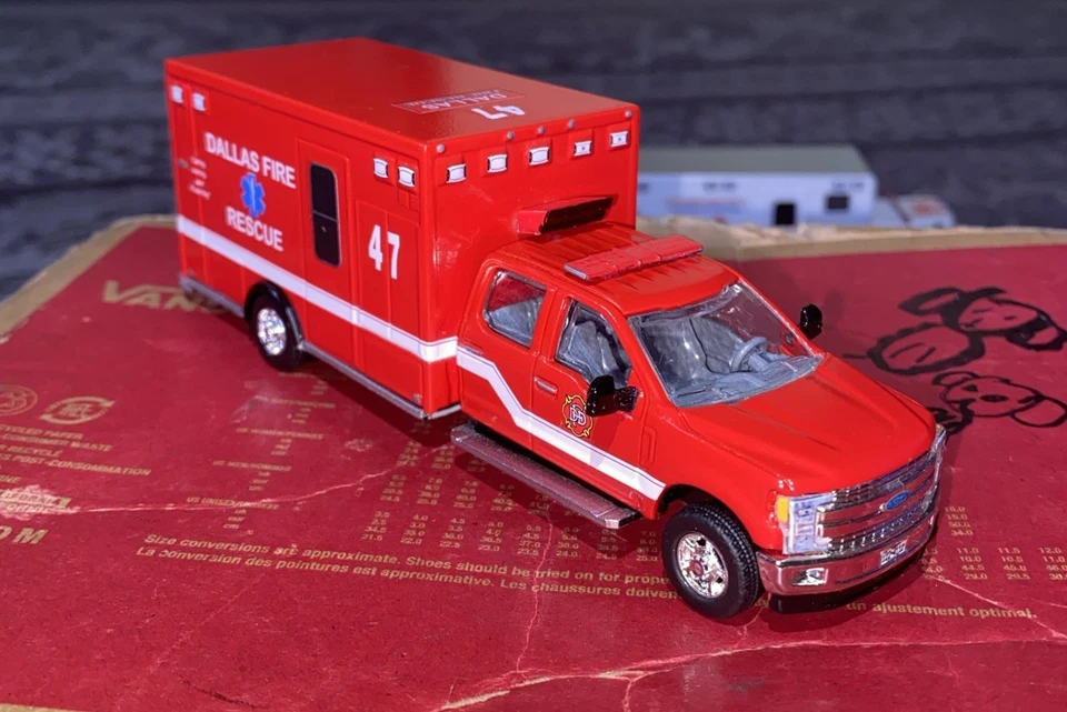 Kitbash 1/64 1-1 Ford F-550 Ambulance 1-1 Custom Made Kitbash Dallas Fire Rescue - Image 2 of 4