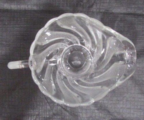 Ancienne tasse ou crémier en verre pressé clair et texturé tourbillon rayé - Photo 5/6