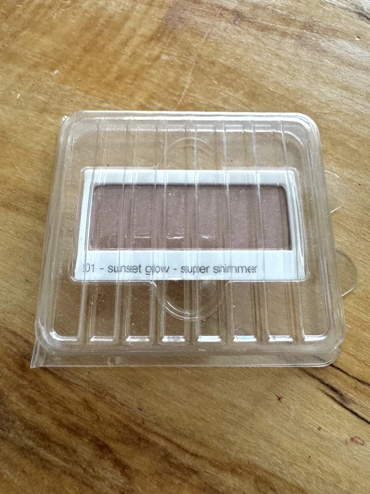 Clinique All About Shadow - 01 SUNSET GLOW - Pacote Blister - Imagem 2 de 3