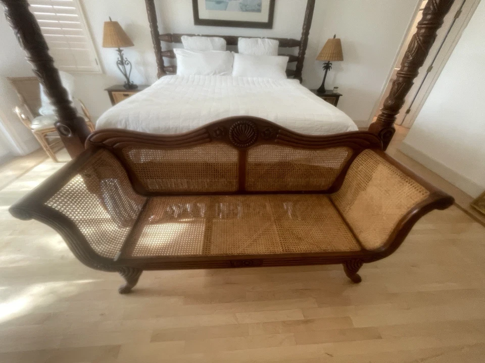 Sofá banco estilo colonial holandés de teca y ratán; brazos desplazados y respaldo tallado Foto 4 de 4