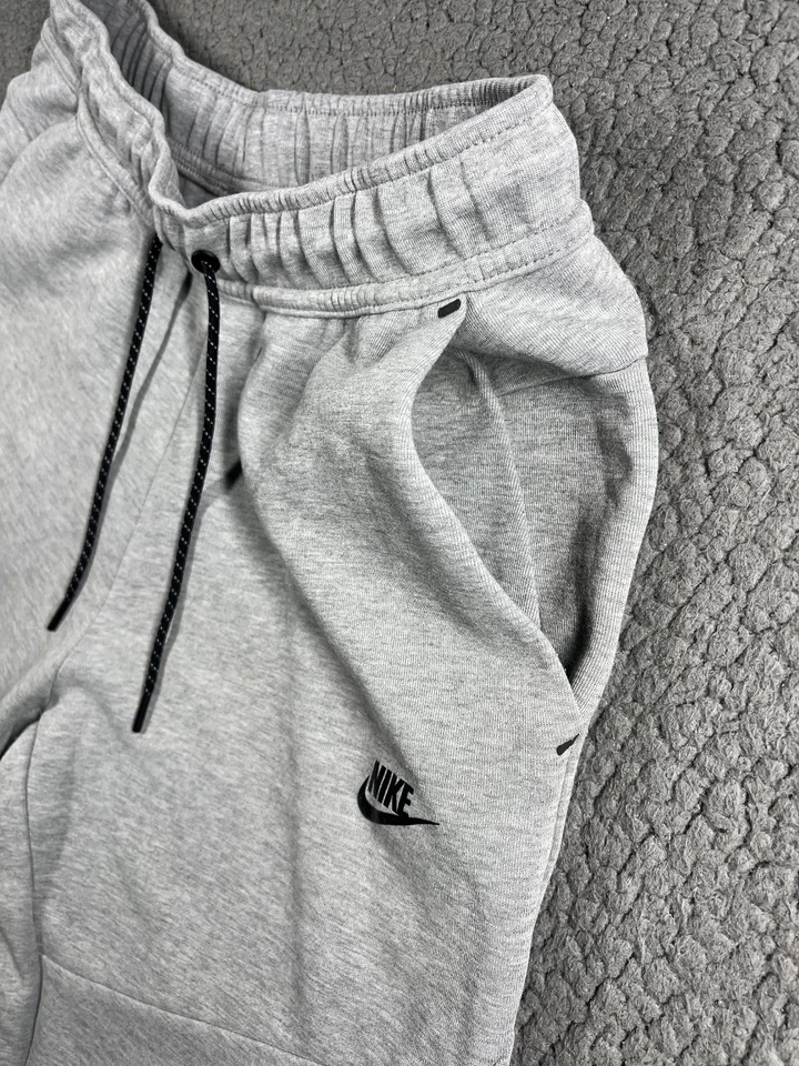 Pantalones deportivos Nike para hombre M Tech polar ajustados cónicos gris jaspeado CU4495-063 Foto 3 de 4