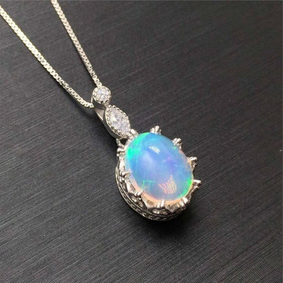 Colgante de ópalo de fuego simulado de corte ovalado de 3,20 quilates con cadena enchapado en oro blanco de 14 k Foto 3 de 4
