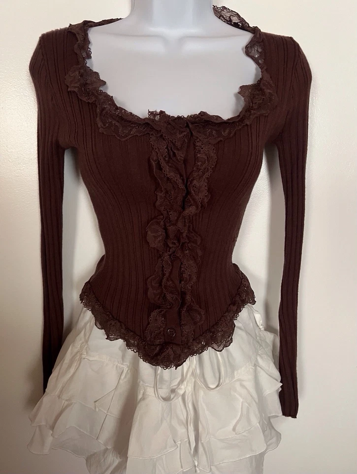 Blusa feminina West Of Melrose com acabamento em renda botão frontal marrom tamanho pequeno