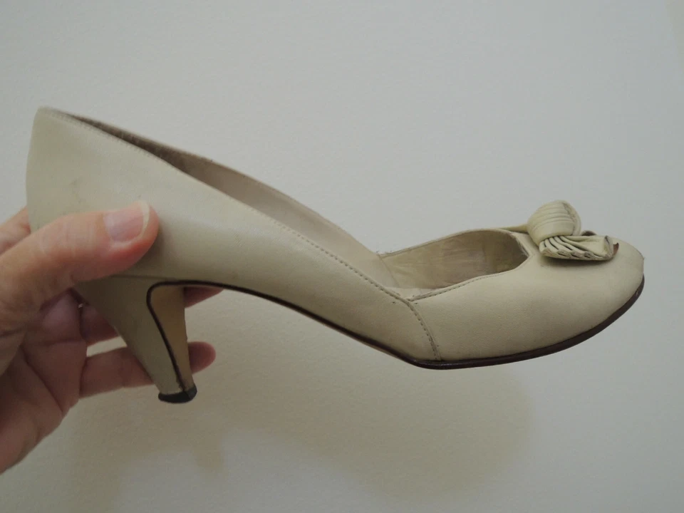 Zapatos de señora talla 8 1/2 M cuero beige 2 1/2" tacones altos valor $70 usados en excelente estado Foto 4 de 4