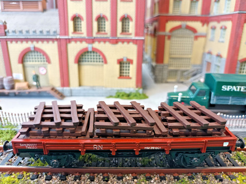 Electrotren H0 1015 RN Niederbordwagen mit Schwellen beladen in falscher OVP | Zustand: Gebraucht