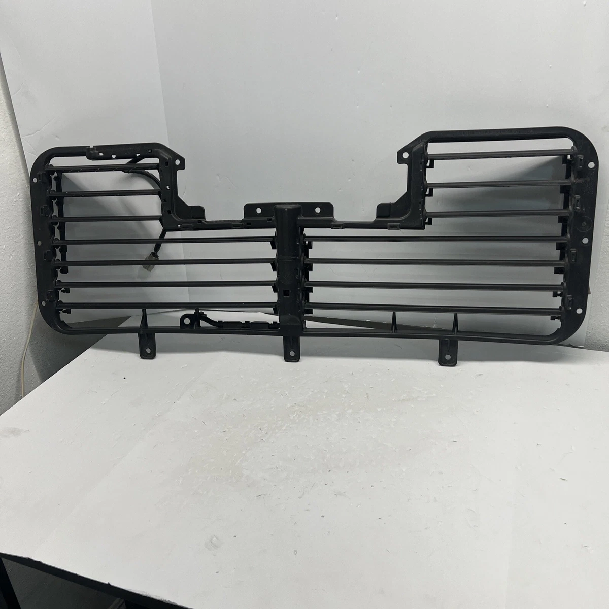 2016-2019 GMC SIERRA CHEVROLET SILVERADO 1500 RADIATOR SHUTTER OEM 