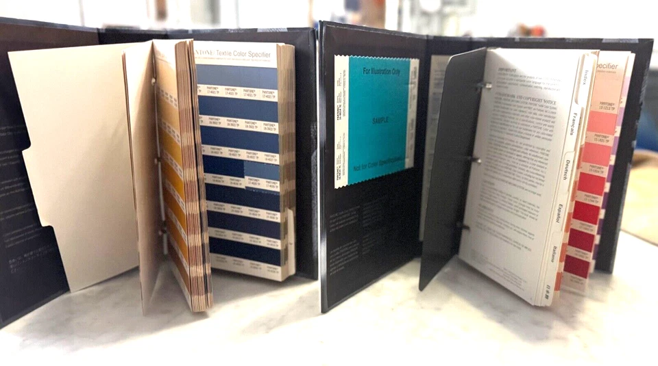 Deux classeurs nuancier pantone textile vintage - Photo 2/4