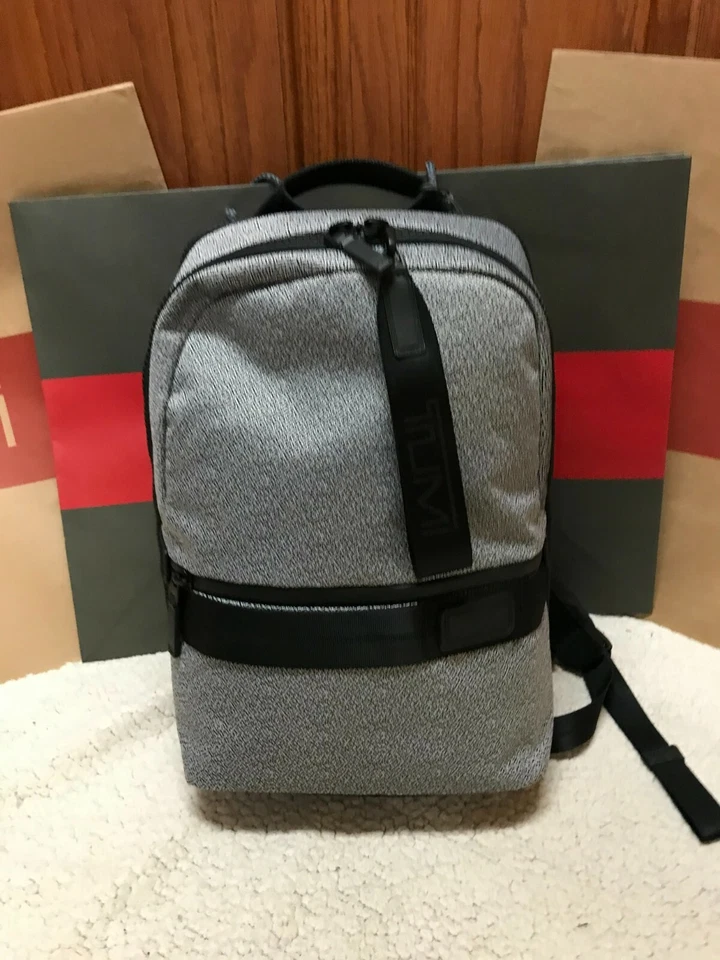 NUEVA MOCHILA TUMI TAHOW NOTAWAY GRIS CLARO CON RIBETE DE CUERO NEGRO Foto 3 de 4