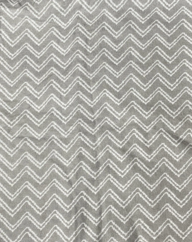 Manta de recepción de bebé Luvable Friends Chevron gris blanco franela en zig zag Lovey Foto 4 de 4