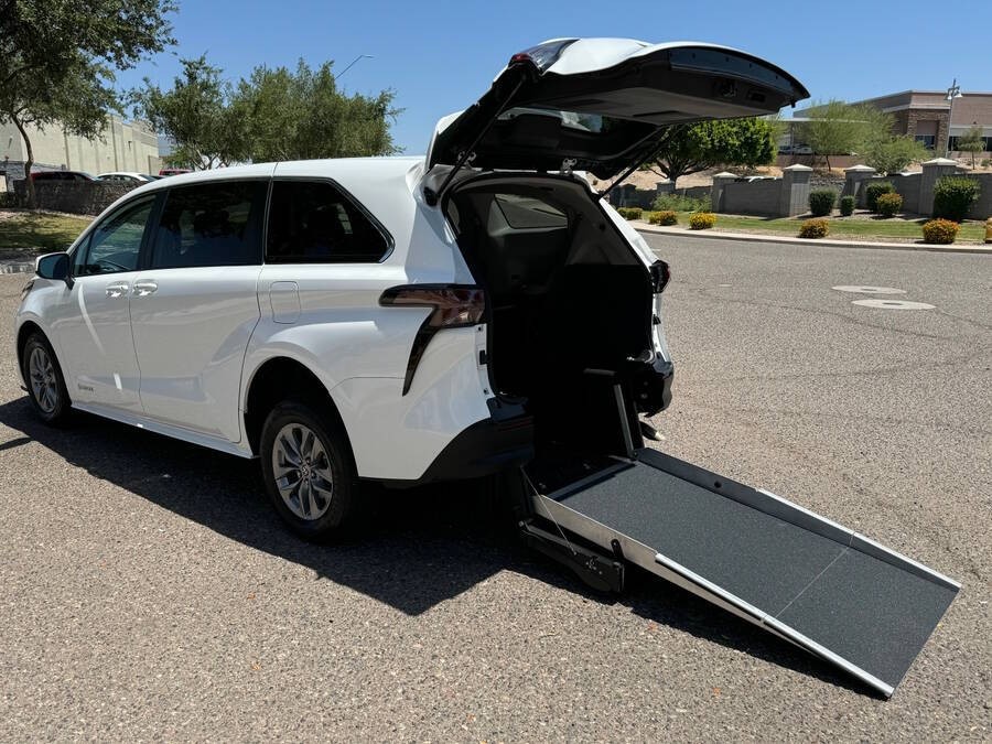 2024 MINI Toyota Sienna LE 8 Passenger 4dr Van