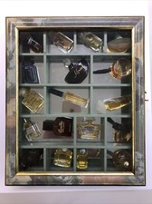 Parfum-MINIATUREN-SAMMLUNG, mit verspiegeltem Setzkasten * 18 Stück *