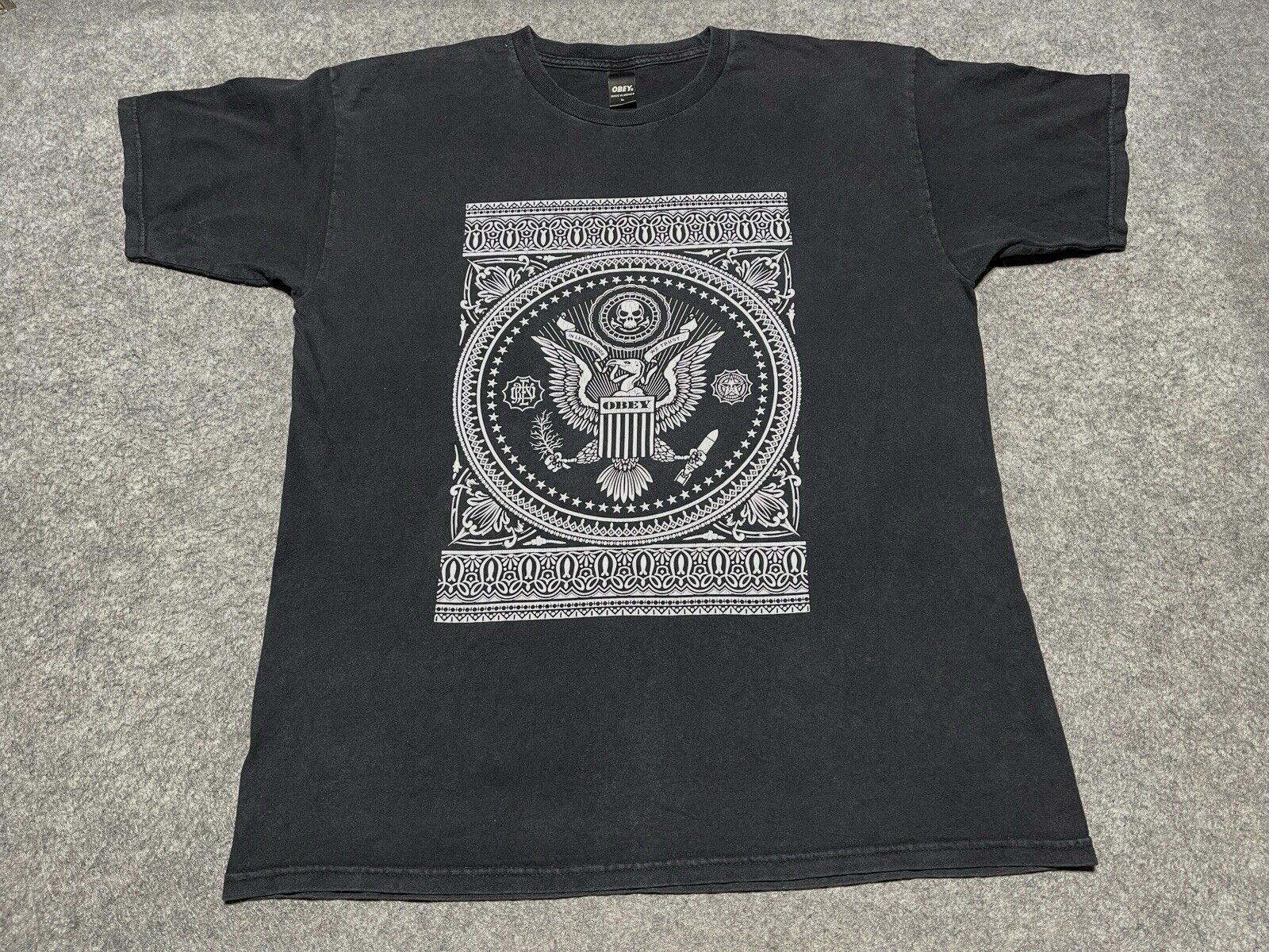 ALTRA Camicia Vintage Obey Propaganda Nera Sbiadita In Other Gods We Trust Eagle War Y2K Lrg