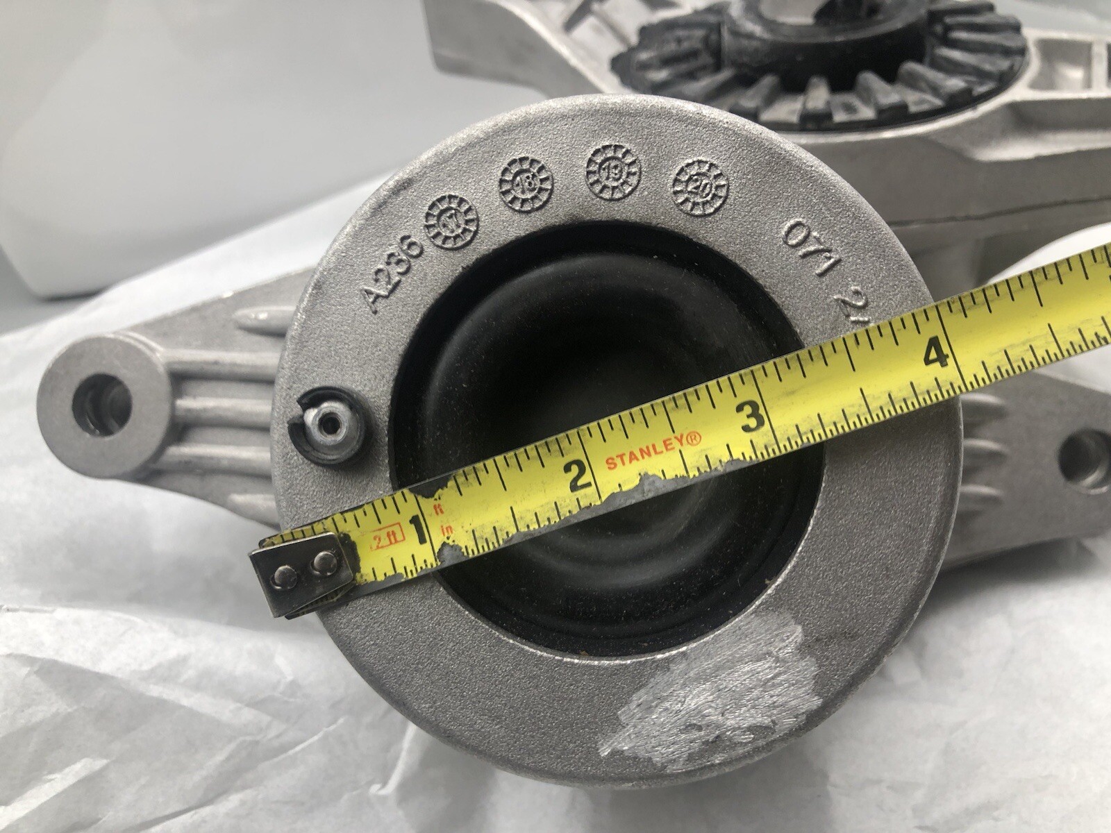 Maserati Ghibli Right Engine mount P/N 670003628