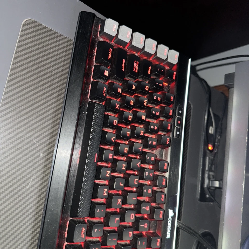Corsair K95 RGB PLATINUM Mechanical Gaming Keyboard — CHERRY® MX Brown — Black - Image 4 of 4