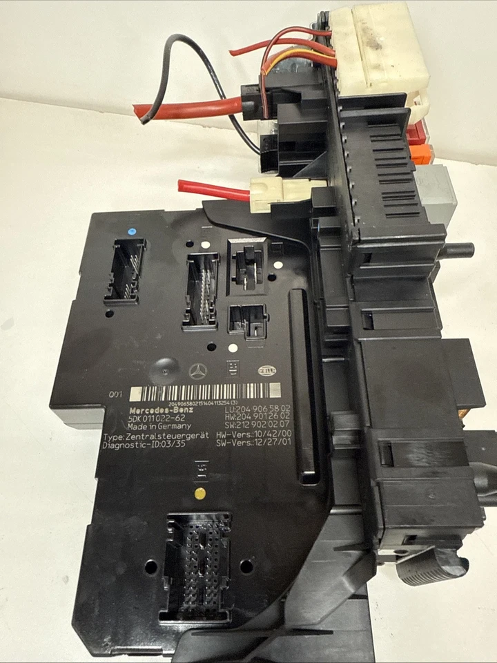 Модуль реле коробки задних предохранителей X204 10-15 Mercedes GLK 350 SAM - Изображение 3 из 4