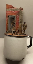 Quart Anglais Avec Diorama Soldats Britanniques Avec Casques, Musettes, Gourde..