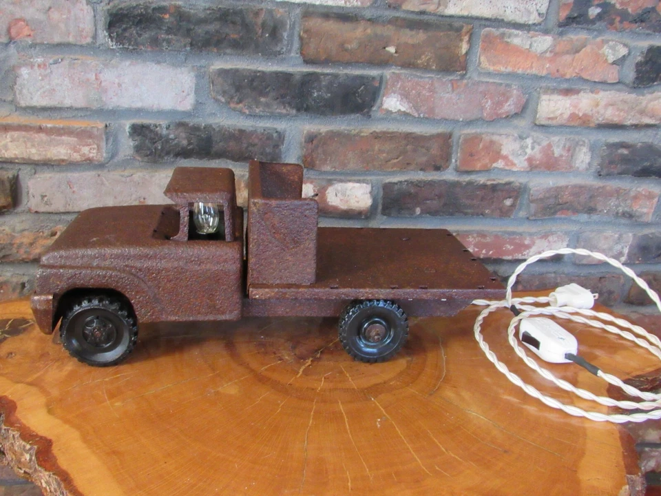 Lámpara de mesa vintage de metal oxidado arte acero prensado camión decoración única de campo Foto 2 de 4
