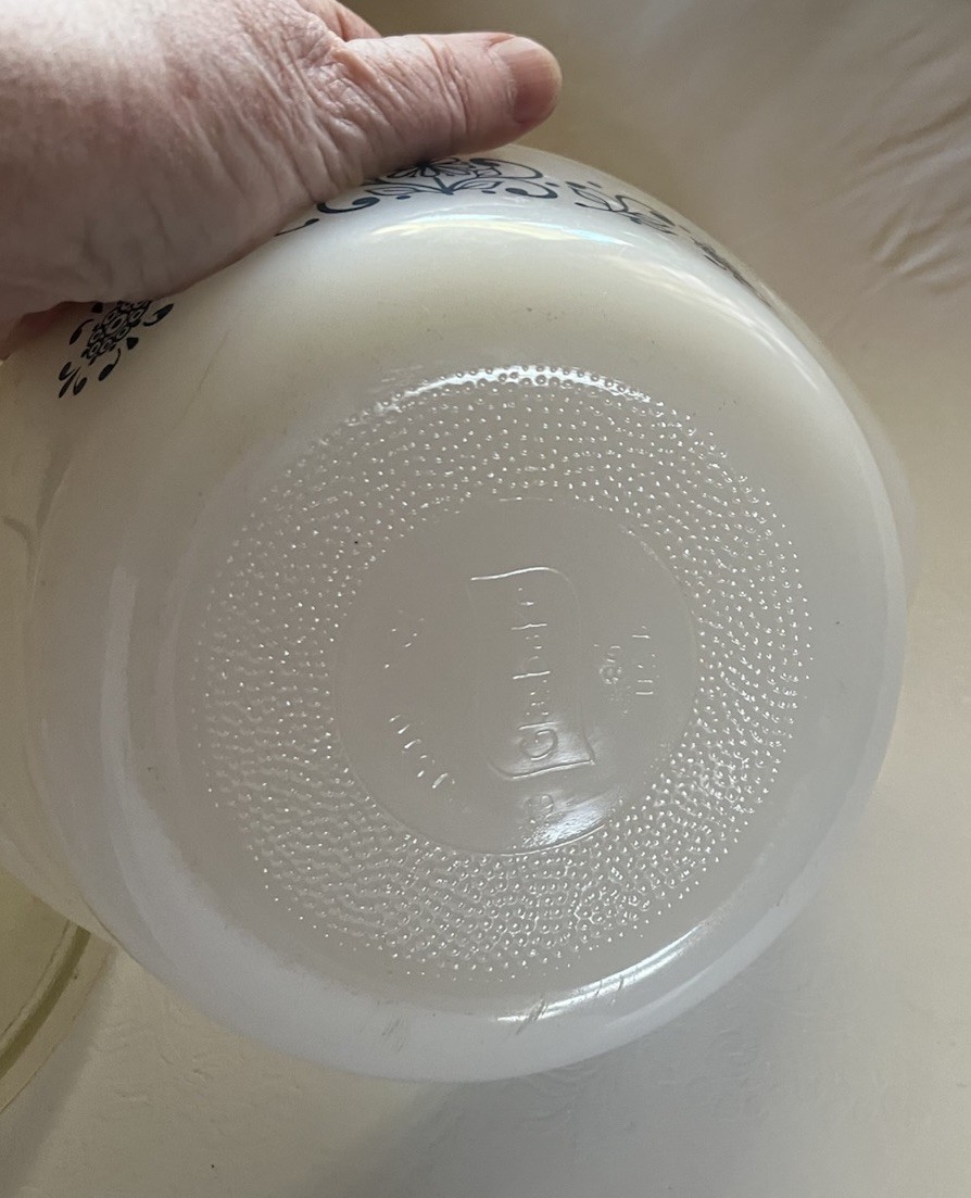 Vintage GLASBAKE Milk Casserole Bowl 1 QT J510 Rare Pattern - Collectible