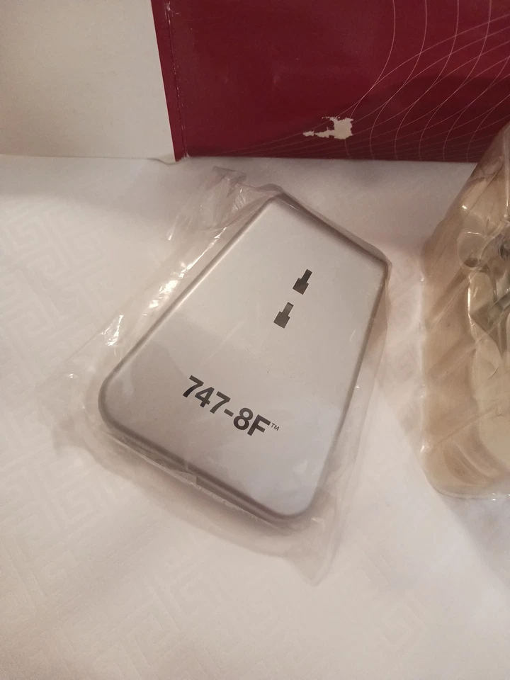 Hogan 1:200 Boeing 747-8F New In Box - Large Beautiful Plane! Vintage  - Image 4 of 4