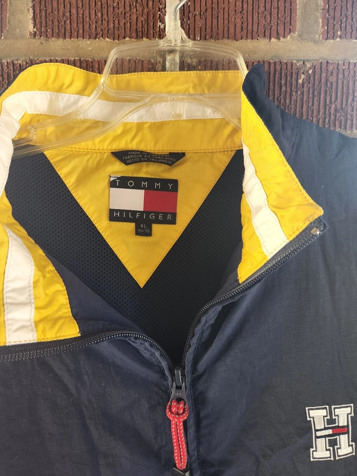 Chaqueta deportiva vintage años 90 Tommy Hilfiger para hombre azul marino/amarillo para hombre talla XL ventilada Foto 3 de 4
