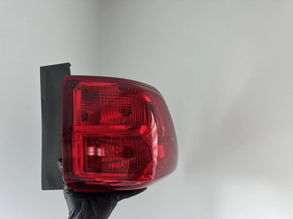 Luz trasera lateral izquierda para conductor Nissan Pathfinder 2017-2020 OEM Foto 2 de 4