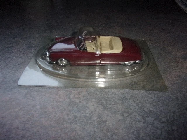 RIO: Citroën DS 19 Cabriolet Rouge 1961 porte ouvrante 1/43